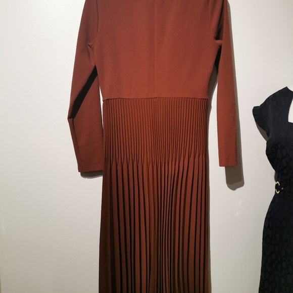 Uniqlo Large Monochrome Dark Brown Pleated Long Sleeve Old Money Dress - Picture 7 of 10